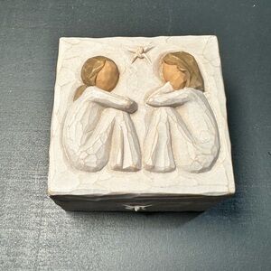 Demdaco Willow Tree Friendship Figurine Box - Cream